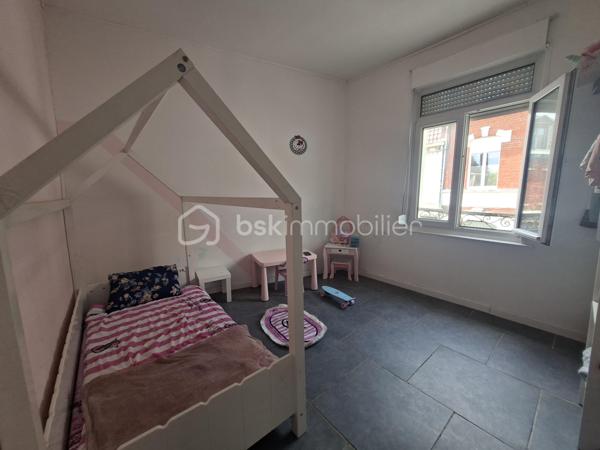 Investisseurs, artisans ou porteurs de projet, découvrez cet ensemble immobilier offrant de belles possibilités d’exploitation sur la commune d’Auchel.

Le bien se compose tout d’abord d’un logement d’environ 120 m² entièrement rénové, offrant de beaux volumes et comprenant un séjour, une cuisine équipée et meublée, 4 chambres, un dressing ainsi qu’une buanderie.

Un espace confortable et fonctionnel, pouvant être immédiatement occupé ou destiné à la location.

À l’étage, 27 m² de combles aménageables offrent encore un potentiel supplémentaire.

Le véritable atout de cet ensemble : un plateau brut d’environ 150 m², laissant libre cours à différents projets. Création de plusieurs logements, local professionnel ou commercial… de nombreuses possibilités peuvent être envisagées selon votre projet et sous réserve des autorisations nécessaires.

L’ensemble dispose également de deux garages et d’un extérieur.

Un bien aux multiples possibilités, idéal pour développer un projet d’investissement locatif tout en bénéficiant d'une partie déjà entièrement rénovée.

À découvrir rapidement pour apprécier tout son potentiel !