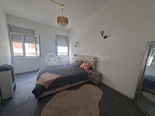 Investisseurs, artisans ou porteurs de projet, découvrez cet ensemble immobilier offrant de belles possibilités d’exploitation sur la commune d’Auchel.

Le bien se compose tout d’abord d’un logement d’environ 120 m² entièrement rénové, offrant de beaux volumes et comprenant un séjour, une cuisine équipée et meublée, 4 chambres, un dressing ainsi qu’une buanderie.

Un espace confortable et fonctionnel, pouvant être immédiatement occupé ou destiné à la location.

À l’étage, 27 m² de combles aménageables offrent encore un potentiel supplémentaire.

Le véritable atout de cet ensemble : un plateau brut d’environ 150 m², laissant libre cours à différents projets. Création de plusieurs logements, local professionnel ou commercial… de nombreuses possibilités peuvent être envisagées selon votre projet et sous réserve des autorisations nécessaires.

L’ensemble dispose également de deux garages et d’un extérieur.

Un bien aux multiples possibilités, idéal pour développer un projet d’investissement locatif tout en bénéficiant d'une partie déjà entièrement rénovée.

À découvrir rapidement pour apprécier tout son potentiel !