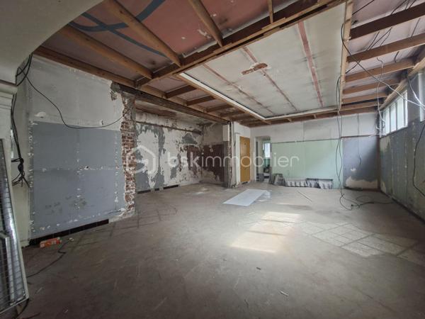 Investisseurs, artisans ou porteurs de projet, découvrez cet ensemble immobilier offrant de belles possibilités d’exploitation sur la commune d’Auchel.

Le bien se compose tout d’abord d’un logement d’environ 120 m² entièrement rénové, offrant de beaux volumes et comprenant un séjour, une cuisine équipée et meublée, 4 chambres, un dressing ainsi qu’une buanderie.

Un espace confortable et fonctionnel, pouvant être immédiatement occupé ou destiné à la location.

À l’étage, 27 m² de combles aménageables offrent encore un potentiel supplémentaire.

Le véritable atout de cet ensemble : un plateau brut d’environ 150 m², laissant libre cours à différents projets. Création de plusieurs logements, local professionnel ou commercial… de nombreuses possibilités peuvent être envisagées selon votre projet et sous réserve des autorisations nécessaires.

L’ensemble dispose également de deux garages et d’un extérieur.

Un bien aux multiples possibilités, idéal pour développer un projet d’investissement locatif tout en bénéficiant d'une partie déjà entièrement rénovée.

À découvrir rapidement pour apprécier tout son potentiel !