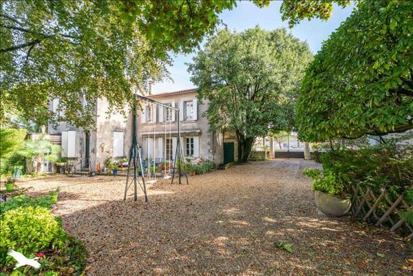 Maison à vendre |  Barbezieux-Saint-Hilaire |  11 pièces | 408 m²