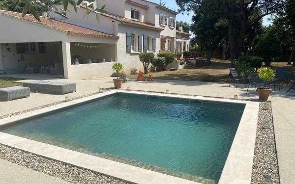 Maison à vendre    8 pièces • 230 m2 Rochefort-du-Gard