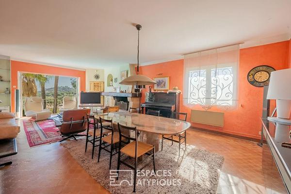 Villa singulière avec piscine à débordement et très belle vue mer