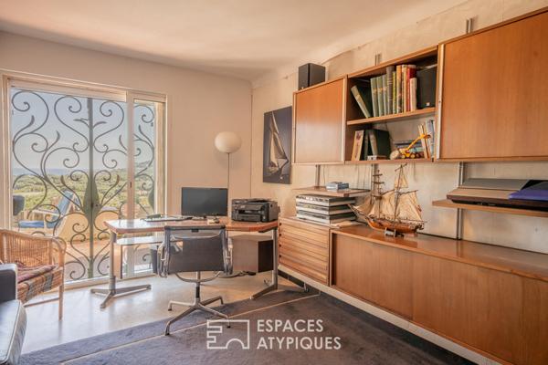 Villa singulière avec piscine à débordement et très belle vue mer