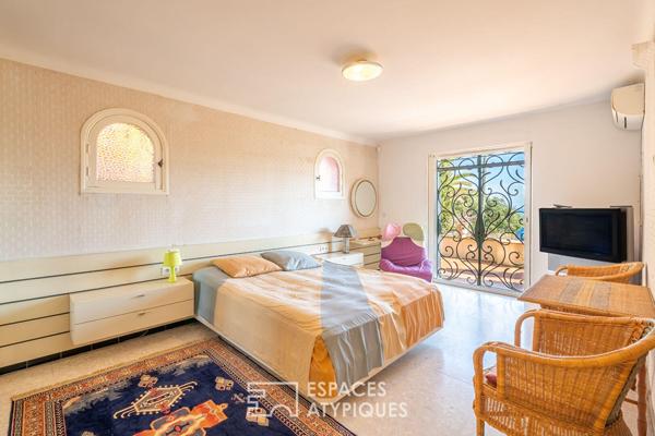 Villa singulière avec piscine à débordement et très belle vue mer