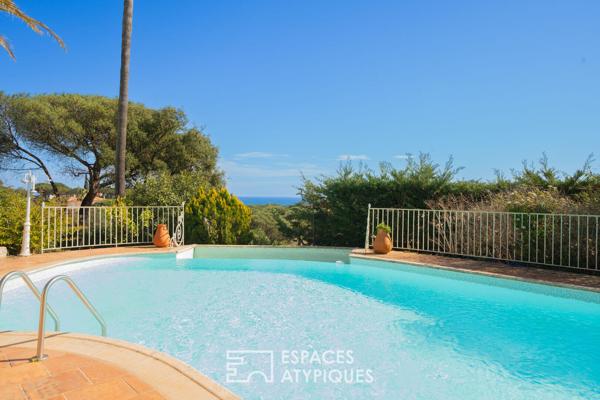 Villa singulière avec piscine à débordement et très belle vue mer