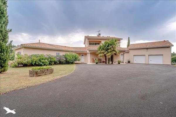 Maison à vendre |  Brigueuil |  6 pièces | 225 m²