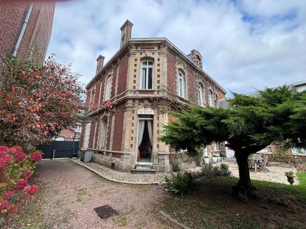 Élégant hôtel particulier implanté sur une superbe parcelle de 1 560 m².