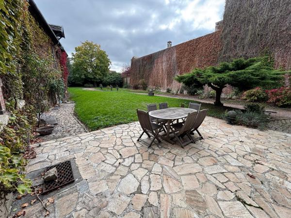 Élégant hôtel particulier implanté sur une superbe parcelle de 1 560 m².