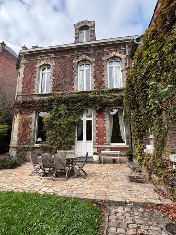 Élégant hôtel particulier implanté sur une superbe parcelle de 1 560 m².