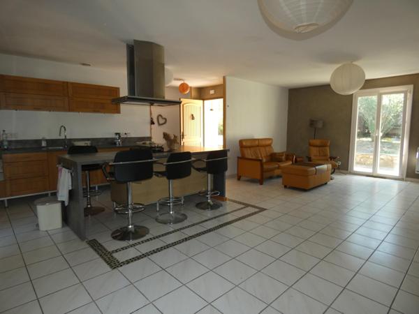 Villa 4 faces plain pied 100m² avec garage sur terrain piscinable de 859m²
