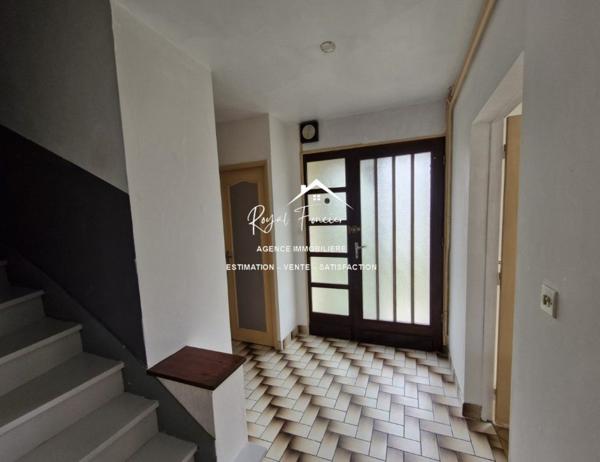 Vue sur la terrasse et le jardin, à proximité des commerces