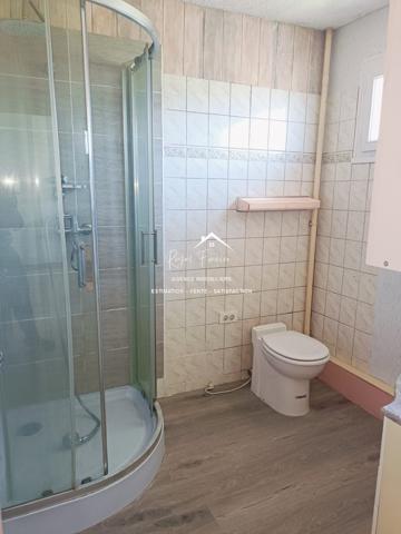 Vue sur la terrasse et le jardin, à proximité des commerces