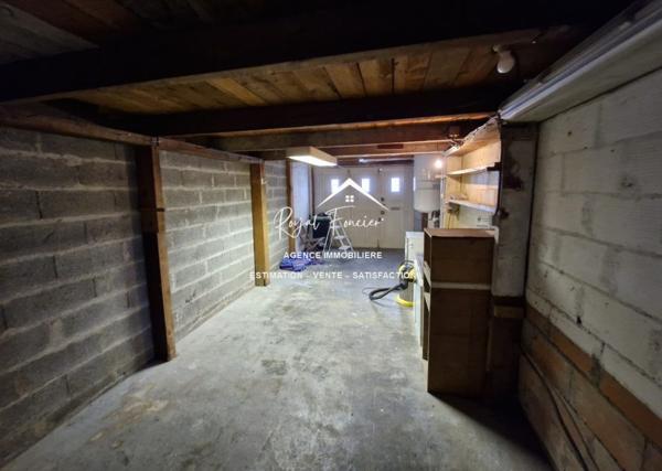 Vue sur la terrasse et le jardin, à proximité des commerces