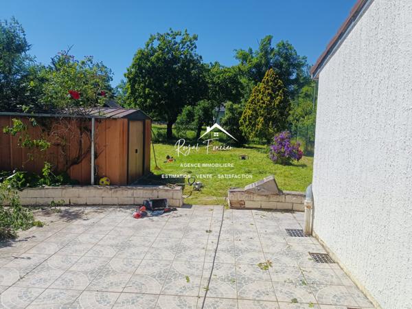 Vue sur la terrasse et le jardin, à proximité des commerces