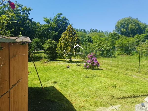Vue sur la terrasse et le jardin, à proximité des commerces