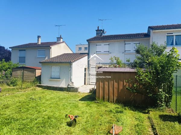 Vue sur la terrasse et le jardin, à proximité des commerces