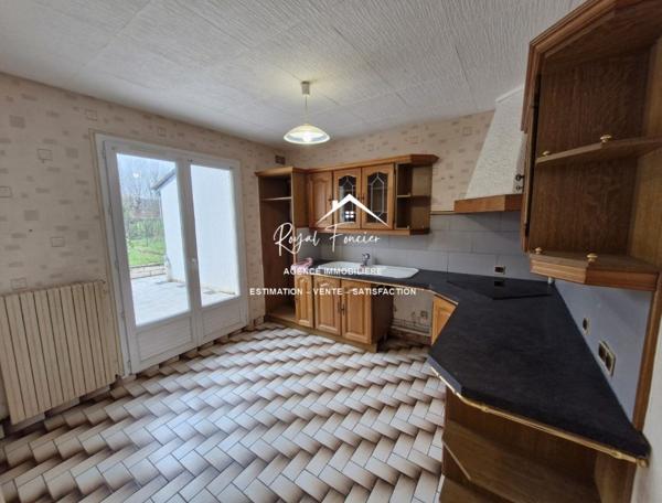 Vue sur la terrasse et le jardin, à proximité des commerces