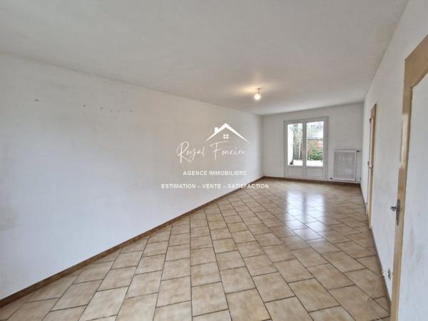 Vue sur la terrasse et le jardin, à proximité des commerces