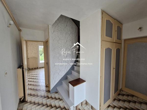 Vue sur la terrasse et le jardin, à proximité des commerces