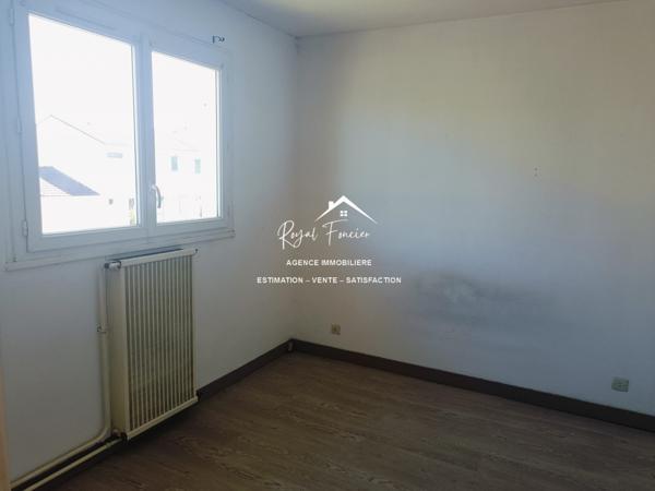 Vue sur la terrasse et le jardin, à proximité des commerces