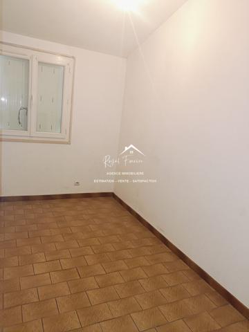 Vue sur la terrasse et le jardin, à proximité des commerces