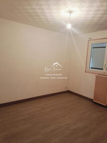 Vue sur la terrasse et le jardin, à proximité des commerces