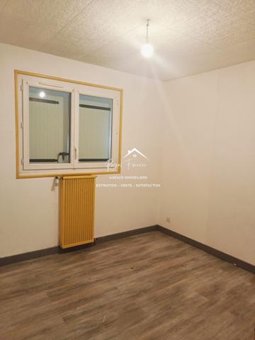 Vue sur la terrasse et le jardin, à proximité des commerces