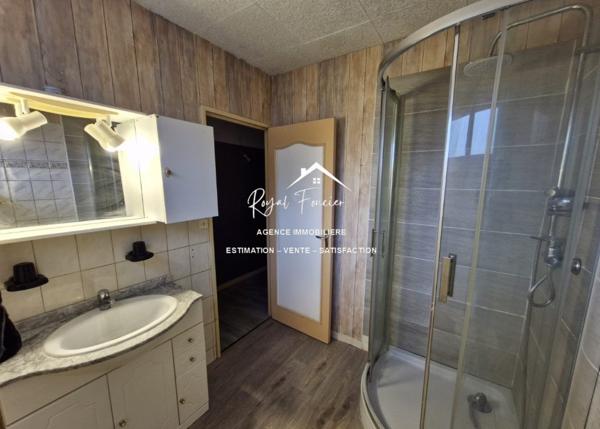 Vue sur la terrasse et le jardin, à proximité des commerces