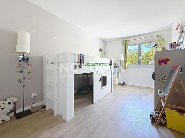Maison Voisins Le Bretonneux 7 pièces, 5/6 chambres 146 m2 - 176m²  au sol.