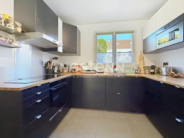 Maison Voisins Le Bretonneux 7 pièces, 5/6 chambres 146 m2 - 176m²  au sol.