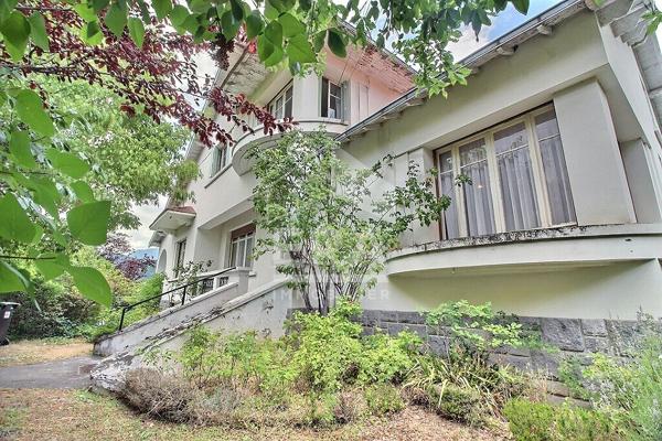 Villa d'exception à vendre à Royat avec vue sur le Puy de Dôme - Exclusivité ERA Montferrand République Immobilier