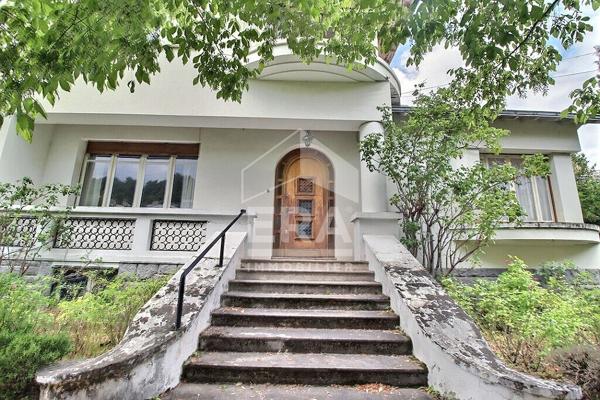 Villa d'exception à vendre à Royat avec vue sur le Puy de Dôme - Exclusivité ERA Montferrand République Immobilier