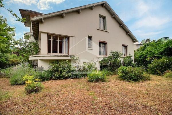 Villa d'exception à vendre à Royat avec vue sur le Puy de Dôme - Exclusivité ERA Montferrand République Immobilier