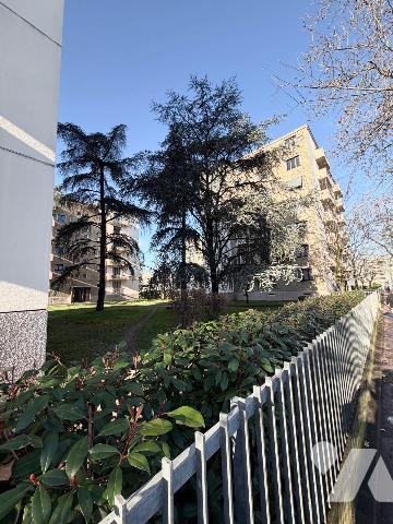 Appartement 81m² env. situé à VENISSIEUX rue Ernest Renan / Av Pressensé + cave + garage extérieur