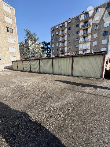 Appartement 81m² env. situé à VENISSIEUX rue Ernest Renan / Av Pressensé + cave + garage extérieur