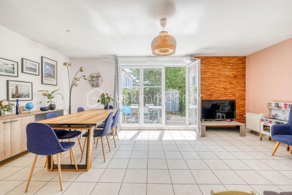 MAGNY-LE-HONGRE – Maison de ville - 109 m² habitables – 4 chambres - 1 SDB - 1 SDE - 2 WC séparés - Jardin – Garage

À découvrir sans tarder ! Située à Magny-le-Hongre, cette agréable maison d’environ 109 m² habitables et 120 m² au sol, répartie sur 3 niveaux, offre de beaux volumes, des prestations soignées et un cadre de vie idéal pour une famille.

Au rez-de-chaussée, vous découvrirez une entrée desservant une cuisine indépendante aménagée et équipée, pratique et fonctionnelle; un WC séparé; un salon lumineux ouvert sur la terrasse en bois et le jardin, véritable prolongement de l’espace de vie et un garage privatif facilitant le stationnement et le rangement.

Au premier étage, un palier dessert 3 chambres, avec rangements intégrés, pensées pour le confort de chacun ; ainsi qu’une grande salle de bains récemment rénovée, moderne et élégante et un wc séparé.

Au deuxième étage, vous profiterez de combles récemment aménagées, offrant une belle pièce supplémentaire pouvant être utilisée comme chambre, bureau, salle de jeux ou espace détente. Une salle d’eau et de nombreux rangements astucieusement aménagés sous les pentes du toit complètent cet espace.

L’extérieur, particulièrement agréable et facile à vivre, comprend une terrasse en bois agrémenté d’un store banne, un jardin avec barbecue en dur, un récupérateur d’eau, pratique et écologique ainsi qu’une cabane de jardin, idéale pour le rangement.
Un portail motorisé rend également accessible et sécurisée l’entrée au devant de la maison.

Une maison fonctionnelle, lumineuse et parfaitement entretenue, offrant de nombreux espaces de vie et de rangement. Son agencement permet à chacun de disposer de son propre espace tout en profitant d’un agréable extérieur.

Proche des écoles, collège et de toutes commodités dans une agréable ville dynamique et fleurie, avec son marché hebdomadaire, et avec accès rapide à l’autoroute A4 et gare RER A reliant le centre de Paris en 35-40 min environ. 

Une visite s’impose pour apprécier pleinement ses volumes et ses prestations !