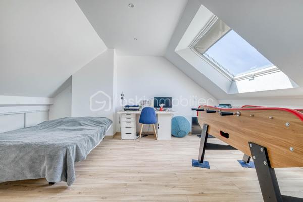 MAGNY-LE-HONGRE – Maison de ville - 109 m² habitables – 4 chambres - 1 SDB - 1 SDE - 2 WC séparés - Jardin – Garage

À découvrir sans tarder ! Située à Magny-le-Hongre, cette agréable maison d’environ 109 m² habitables et 120 m² au sol, répartie sur 3 niveaux, offre de beaux volumes, des prestations soignées et un cadre de vie idéal pour une famille.

Au rez-de-chaussée, vous découvrirez une entrée desservant une cuisine indépendante aménagée et équipée, pratique et fonctionnelle; un WC séparé; un salon lumineux ouvert sur la terrasse en bois et le jardin, véritable prolongement de l’espace de vie et un garage privatif facilitant le stationnement et le rangement.

Au premier étage, un palier dessert 3 chambres, avec rangements intégrés, pensées pour le confort de chacun ; ainsi qu’une grande salle de bains récemment rénovée, moderne et élégante et un wc séparé.

Au deuxième étage, vous profiterez de combles récemment aménagées, offrant une belle pièce supplémentaire pouvant être utilisée comme chambre, bureau, salle de jeux ou espace détente. Une salle d’eau et de nombreux rangements astucieusement aménagés sous les pentes du toit complètent cet espace.

L’extérieur, particulièrement agréable et facile à vivre, comprend une terrasse en bois agrémenté d’un store banne, un jardin avec barbecue en dur, un récupérateur d’eau, pratique et écologique ainsi qu’une cabane de jardin, idéale pour le rangement.
Un portail motorisé rend également accessible et sécurisée l’entrée au devant de la maison.

Une maison fonctionnelle, lumineuse et parfaitement entretenue, offrant de nombreux espaces de vie et de rangement. Son agencement permet à chacun de disposer de son propre espace tout en profitant d’un agréable extérieur.

Proche des écoles, collège et de toutes commodités dans une agréable ville dynamique et fleurie, avec son marché hebdomadaire, et avec accès rapide à l’autoroute A4 et gare RER A reliant le centre de Paris en 35-40 min environ. 

Une visite s’impose pour apprécier pleinement ses volumes et ses prestations !