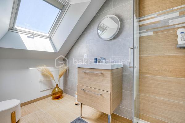 MAGNY-LE-HONGRE – Maison de ville - 109 m² habitables – 4 chambres - 1 SDB - 1 SDE - 2 WC séparés - Jardin – Garage

À découvrir sans tarder ! Située à Magny-le-Hongre, cette agréable maison d’environ 109 m² habitables et 120 m² au sol, répartie sur 3 niveaux, offre de beaux volumes, des prestations soignées et un cadre de vie idéal pour une famille.

Au rez-de-chaussée, vous découvrirez une entrée desservant une cuisine indépendante aménagée et équipée, pratique et fonctionnelle; un WC séparé; un salon lumineux ouvert sur la terrasse en bois et le jardin, véritable prolongement de l’espace de vie et un garage privatif facilitant le stationnement et le rangement.

Au premier étage, un palier dessert 3 chambres, avec rangements intégrés, pensées pour le confort de chacun ; ainsi qu’une grande salle de bains récemment rénovée, moderne et élégante et un wc séparé.

Au deuxième étage, vous profiterez de combles récemment aménagées, offrant une belle pièce supplémentaire pouvant être utilisée comme chambre, bureau, salle de jeux ou espace détente. Une salle d’eau et de nombreux rangements astucieusement aménagés sous les pentes du toit complètent cet espace.

L’extérieur, particulièrement agréable et facile à vivre, comprend une terrasse en bois agrémenté d’un store banne, un jardin avec barbecue en dur, un récupérateur d’eau, pratique et écologique ainsi qu’une cabane de jardin, idéale pour le rangement.
Un portail motorisé rend également accessible et sécurisée l’entrée au devant de la maison.

Une maison fonctionnelle, lumineuse et parfaitement entretenue, offrant de nombreux espaces de vie et de rangement. Son agencement permet à chacun de disposer de son propre espace tout en profitant d’un agréable extérieur.

Proche des écoles, collège et de toutes commodités dans une agréable ville dynamique et fleurie, avec son marché hebdomadaire, et avec accès rapide à l’autoroute A4 et gare RER A reliant le centre de Paris en 35-40 min environ. 

Une visite s’impose pour apprécier pleinement ses volumes et ses prestations !
