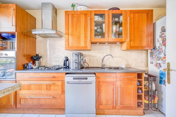 MAGNY-LE-HONGRE – Maison de ville - 109 m² habitables – 4 chambres - 1 SDB - 1 SDE - 2 WC séparés - Jardin – Garage

À découvrir sans tarder ! Située à Magny-le-Hongre, cette agréable maison d’environ 109 m² habitables et 120 m² au sol, répartie sur 3 niveaux, offre de beaux volumes, des prestations soignées et un cadre de vie idéal pour une famille.

Au rez-de-chaussée, vous découvrirez une entrée desservant une cuisine indépendante aménagée et équipée, pratique et fonctionnelle; un WC séparé; un salon lumineux ouvert sur la terrasse en bois et le jardin, véritable prolongement de l’espace de vie et un garage privatif facilitant le stationnement et le rangement.

Au premier étage, un palier dessert 3 chambres, avec rangements intégrés, pensées pour le confort de chacun ; ainsi qu’une grande salle de bains récemment rénovée, moderne et élégante et un wc séparé.

Au deuxième étage, vous profiterez de combles récemment aménagées, offrant une belle pièce supplémentaire pouvant être utilisée comme chambre, bureau, salle de jeux ou espace détente. Une salle d’eau et de nombreux rangements astucieusement aménagés sous les pentes du toit complètent cet espace.

L’extérieur, particulièrement agréable et facile à vivre, comprend une terrasse en bois agrémenté d’un store banne, un jardin avec barbecue en dur, un récupérateur d’eau, pratique et écologique ainsi qu’une cabane de jardin, idéale pour le rangement.
Un portail motorisé rend également accessible et sécurisée l’entrée au devant de la maison.

Une maison fonctionnelle, lumineuse et parfaitement entretenue, offrant de nombreux espaces de vie et de rangement. Son agencement permet à chacun de disposer de son propre espace tout en profitant d’un agréable extérieur.

Proche des écoles, collège et de toutes commodités dans une agréable ville dynamique et fleurie, avec son marché hebdomadaire, et avec accès rapide à l’autoroute A4 et gare RER A reliant le centre de Paris en 35-40 min environ. 

Une visite s’impose pour apprécier pleinement ses volumes et ses prestations !