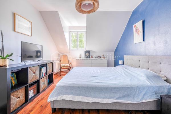 MAGNY-LE-HONGRE – Maison de ville - 109 m² habitables – 4 chambres - 1 SDB - 1 SDE - 2 WC séparés - Jardin – Garage

À découvrir sans tarder ! Située à Magny-le-Hongre, cette agréable maison d’environ 109 m² habitables et 120 m² au sol, répartie sur 3 niveaux, offre de beaux volumes, des prestations soignées et un cadre de vie idéal pour une famille.

Au rez-de-chaussée, vous découvrirez une entrée desservant une cuisine indépendante aménagée et équipée, pratique et fonctionnelle; un WC séparé; un salon lumineux ouvert sur la terrasse en bois et le jardin, véritable prolongement de l’espace de vie et un garage privatif facilitant le stationnement et le rangement.

Au premier étage, un palier dessert 3 chambres, avec rangements intégrés, pensées pour le confort de chacun ; ainsi qu’une grande salle de bains récemment rénovée, moderne et élégante et un wc séparé.

Au deuxième étage, vous profiterez de combles récemment aménagées, offrant une belle pièce supplémentaire pouvant être utilisée comme chambre, bureau, salle de jeux ou espace détente. Une salle d’eau et de nombreux rangements astucieusement aménagés sous les pentes du toit complètent cet espace.

L’extérieur, particulièrement agréable et facile à vivre, comprend une terrasse en bois agrémenté d’un store banne, un jardin avec barbecue en dur, un récupérateur d’eau, pratique et écologique ainsi qu’une cabane de jardin, idéale pour le rangement.
Un portail motorisé rend également accessible et sécurisée l’entrée au devant de la maison.

Une maison fonctionnelle, lumineuse et parfaitement entretenue, offrant de nombreux espaces de vie et de rangement. Son agencement permet à chacun de disposer de son propre espace tout en profitant d’un agréable extérieur.

Proche des écoles, collège et de toutes commodités dans une agréable ville dynamique et fleurie, avec son marché hebdomadaire, et avec accès rapide à l’autoroute A4 et gare RER A reliant le centre de Paris en 35-40 min environ. 

Une visite s’impose pour apprécier pleinement ses volumes et ses prestations !