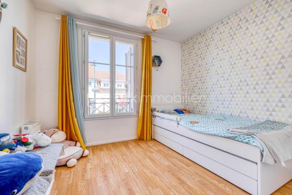 MAGNY-LE-HONGRE – Maison de ville - 109 m² habitables – 4 chambres - 1 SDB - 1 SDE - 2 WC séparés - Jardin – Garage

À découvrir sans tarder ! Située à Magny-le-Hongre, cette agréable maison d’environ 109 m² habitables et 120 m² au sol, répartie sur 3 niveaux, offre de beaux volumes, des prestations soignées et un cadre de vie idéal pour une famille.

Au rez-de-chaussée, vous découvrirez une entrée desservant une cuisine indépendante aménagée et équipée, pratique et fonctionnelle; un WC séparé; un salon lumineux ouvert sur la terrasse en bois et le jardin, véritable prolongement de l’espace de vie et un garage privatif facilitant le stationnement et le rangement.

Au premier étage, un palier dessert 3 chambres, avec rangements intégrés, pensées pour le confort de chacun ; ainsi qu’une grande salle de bains récemment rénovée, moderne et élégante et un wc séparé.

Au deuxième étage, vous profiterez de combles récemment aménagées, offrant une belle pièce supplémentaire pouvant être utilisée comme chambre, bureau, salle de jeux ou espace détente. Une salle d’eau et de nombreux rangements astucieusement aménagés sous les pentes du toit complètent cet espace.

L’extérieur, particulièrement agréable et facile à vivre, comprend une terrasse en bois agrémenté d’un store banne, un jardin avec barbecue en dur, un récupérateur d’eau, pratique et écologique ainsi qu’une cabane de jardin, idéale pour le rangement.
Un portail motorisé rend également accessible et sécurisée l’entrée au devant de la maison.

Une maison fonctionnelle, lumineuse et parfaitement entretenue, offrant de nombreux espaces de vie et de rangement. Son agencement permet à chacun de disposer de son propre espace tout en profitant d’un agréable extérieur.

Proche des écoles, collège et de toutes commodités dans une agréable ville dynamique et fleurie, avec son marché hebdomadaire, et avec accès rapide à l’autoroute A4 et gare RER A reliant le centre de Paris en 35-40 min environ. 

Une visite s’impose pour apprécier pleinement ses volumes et ses prestations !