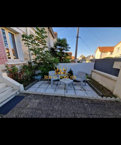 Vue sur la cour extérieure sans vis à vis, garage indépendant