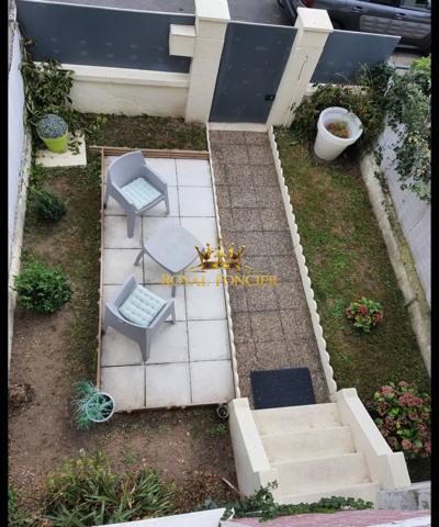 Vue sur la cour extérieure sans vis à vis, garage indépendant