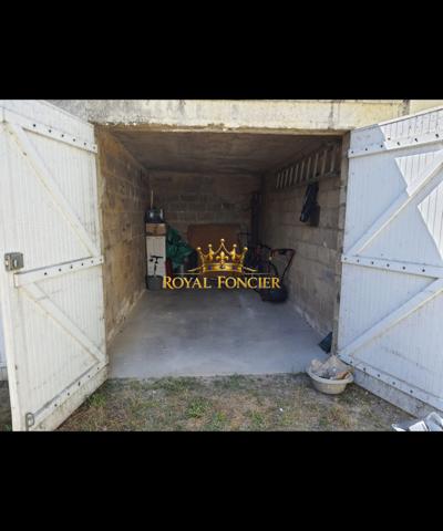 Vue sur la cour extérieure sans vis à vis, garage indépendant