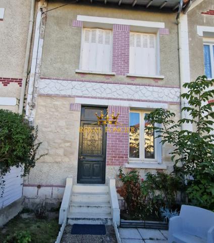 Vue sur la cour extérieure sans vis à vis, garage indépendant