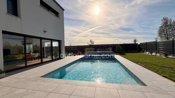Maison contemporaine avec piscine - Calme, volumes et prestations.