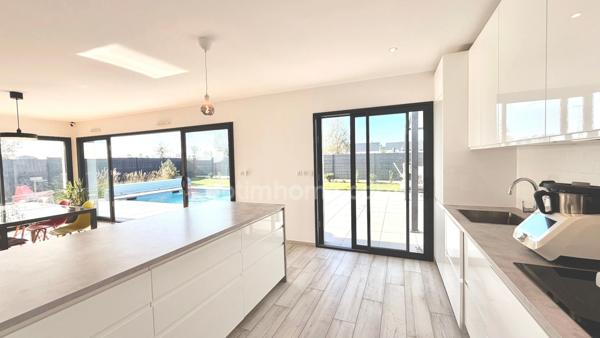 Maison contemporaine avec piscine - Calme, volumes et prestations.