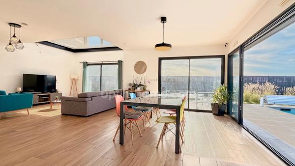 Maison contemporaine avec piscine - Calme, volumes et prestations.