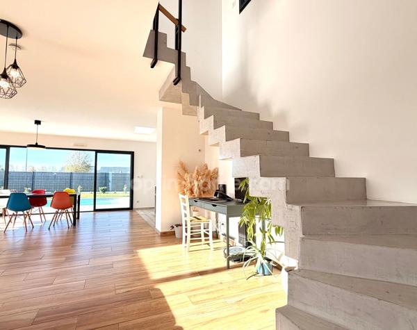 Maison contemporaine avec piscine - Calme, volumes et prestations.