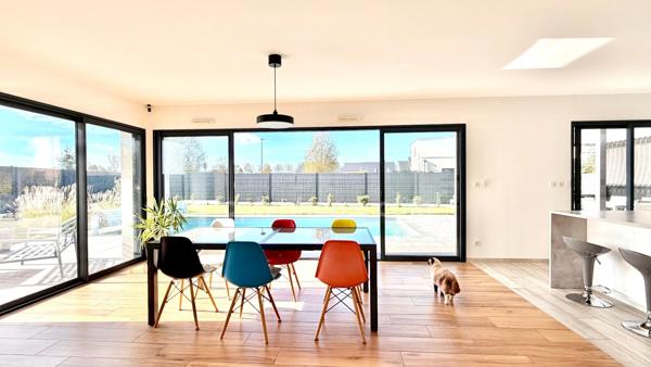 Maison contemporaine avec piscine - Calme, volumes et prestations.